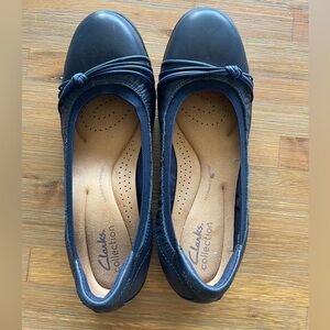 Clarks women’s  Navy Meadow Rae ballet flat in navy leather size US 7.5